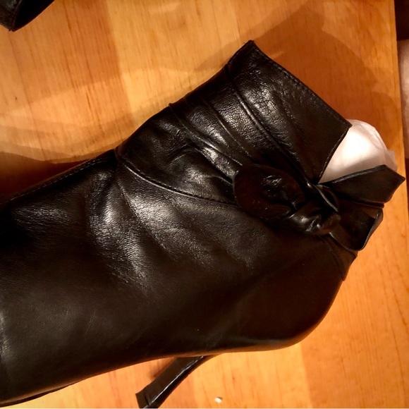 EUC KENNETH COLE genuine leather black ankle heeled booties size 9 - Picture 7 of 12